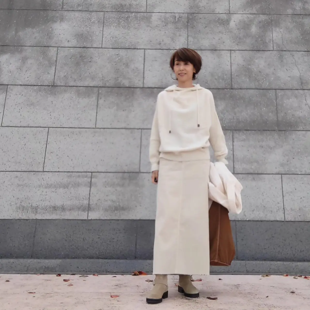 ワントーンコーデ　ニットワンピース　エンジニアブーツ　ニットパーカー　コーディロイスカート