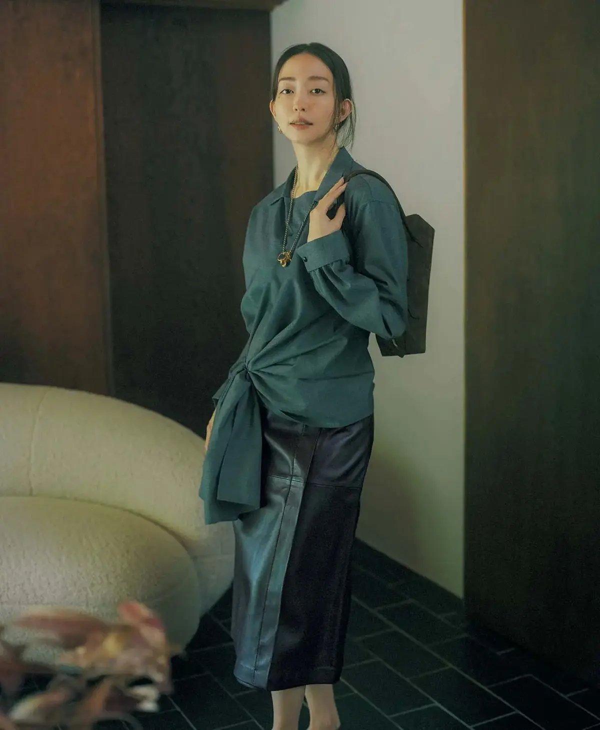 フロントのあしらいがもたらす表情豊かなブラウススタイル。シックな色合わせに奥行きが