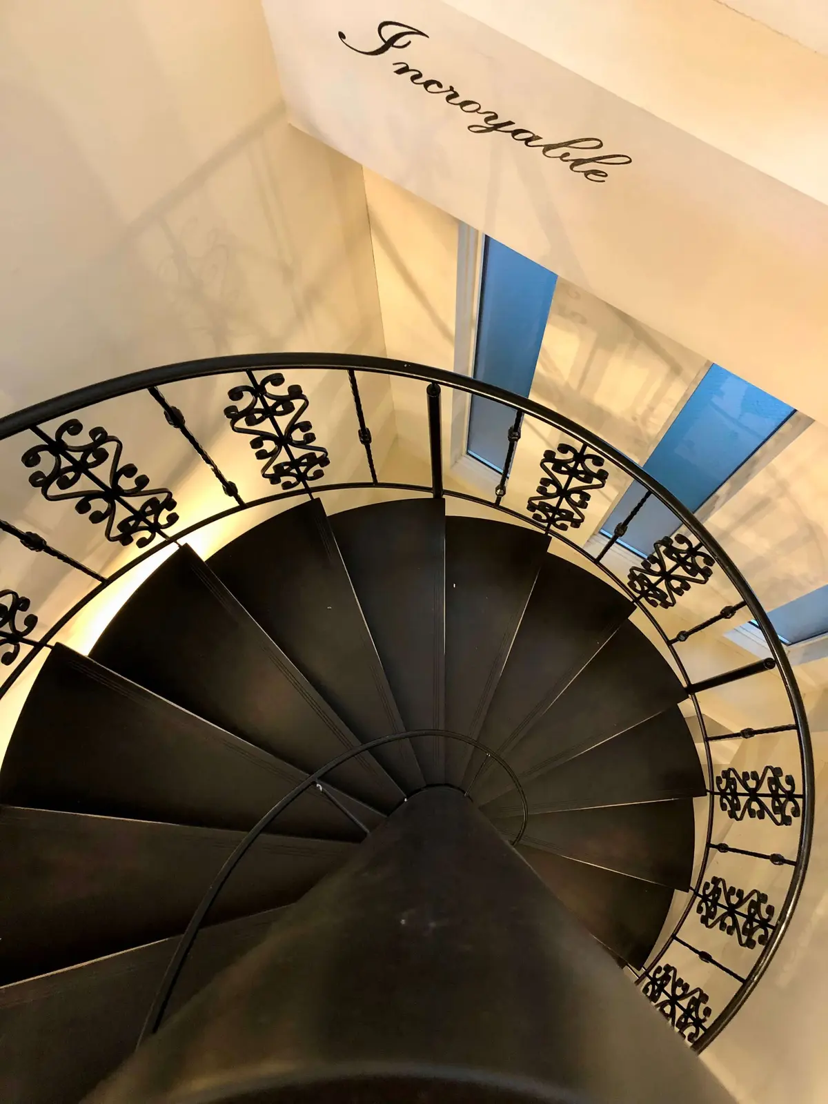 Aux Merveilleux de Fred（オー・メルベイユ・ドゥ・フレッド）。素敵。螺旋階段。