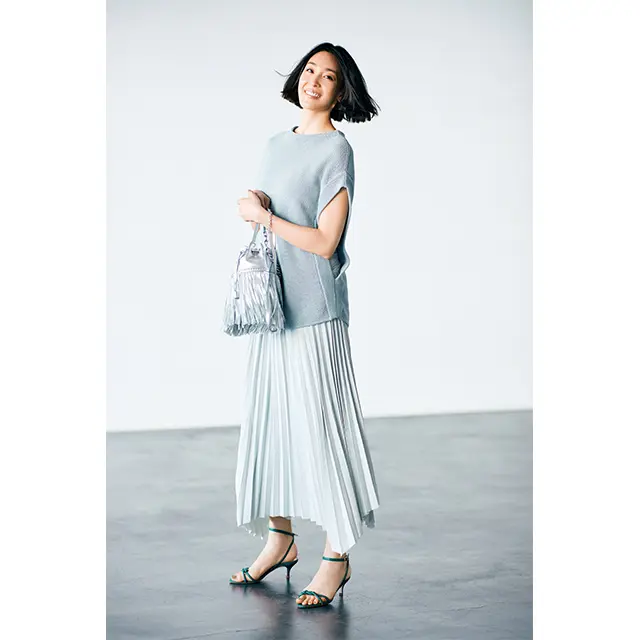 アシンメトリーな スカートをはく