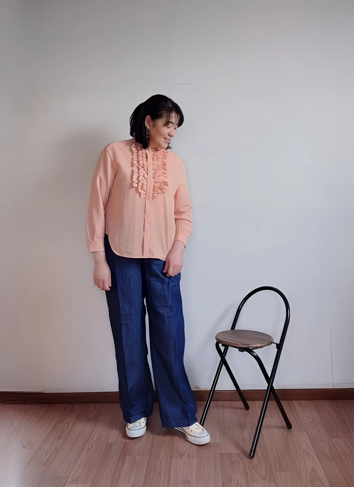 無印良品ワイドデニムとフリルブラウス