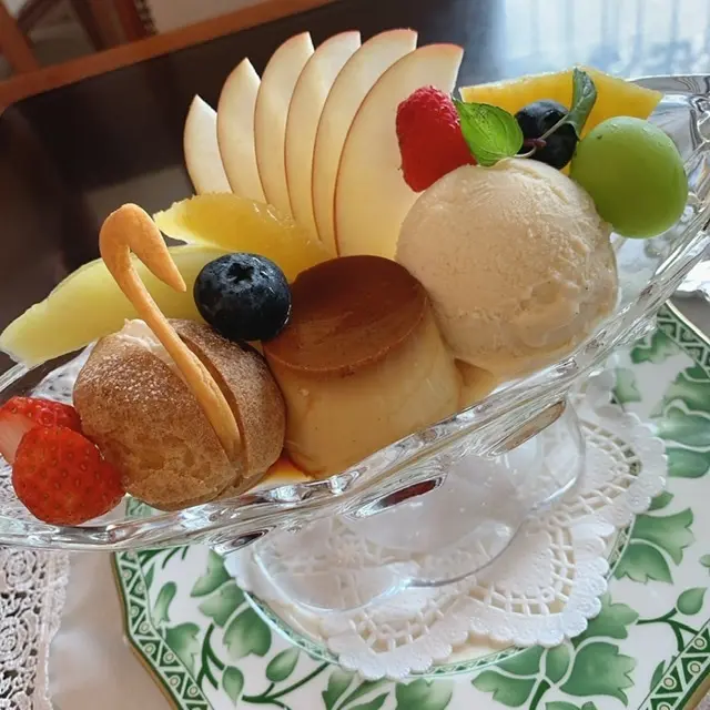 山の上ホテルのプリンアラモードななめから