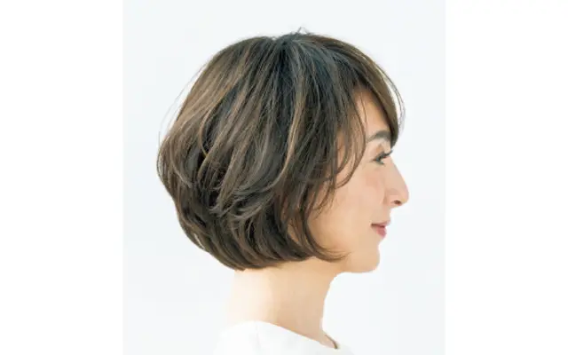 深め前髪の卵形ボブのサイド