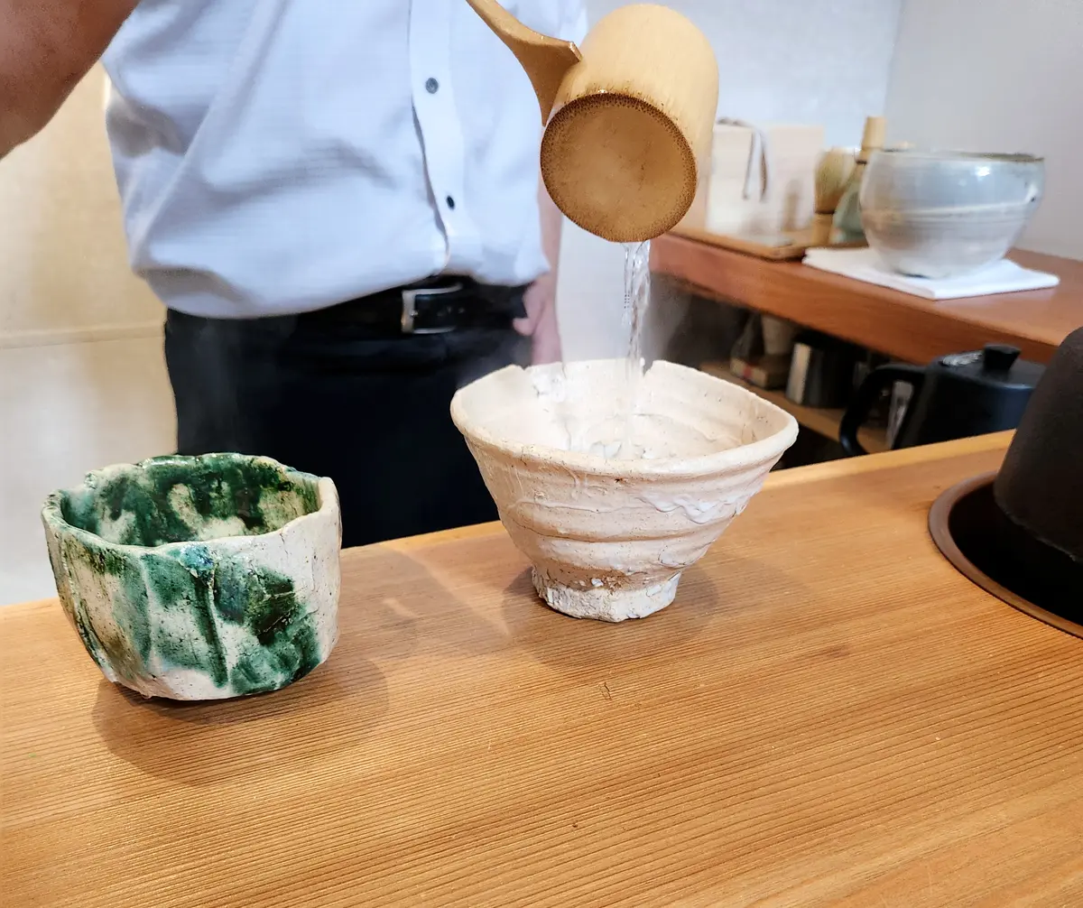 私はグリーン、奈弓ちゃんは白い茶器をチョイス。