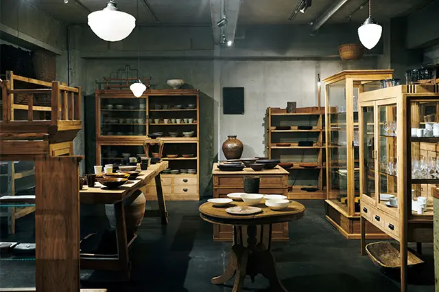 青山店には小ぶ りの古家具も多くそろう