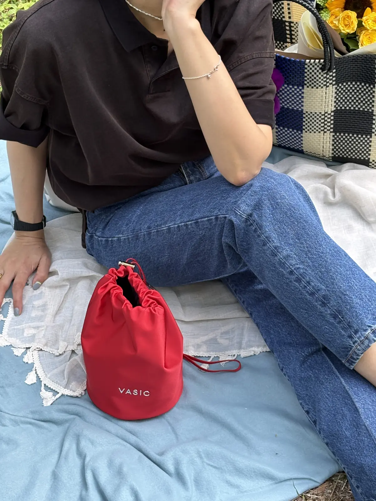 大人カジュアル　デニムコーデ　サテンカバン