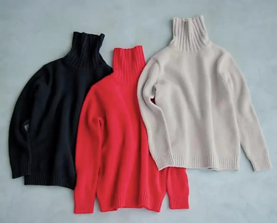 SLOANEのタートルネックニットで楽チの画像_1