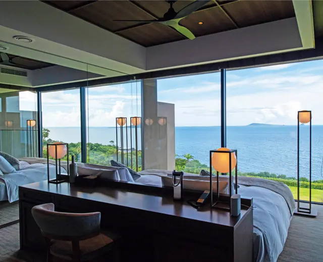 ❶「オーシャンビュー露天パノラマデラックス」の客室。4名まで宿泊可能