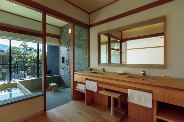 自然素材を用いたオリジナルの家具類が、庭の景色に調和する