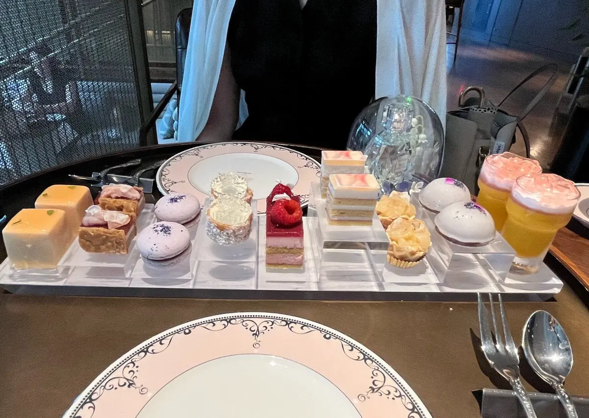 ヌン活　キンプトン新宿東京　ジルスチュアート　アフタヌーンティー　ホワイトフローラル　西新宿　新宿　ナチュラルビューティーベーシック　黒ワンピ