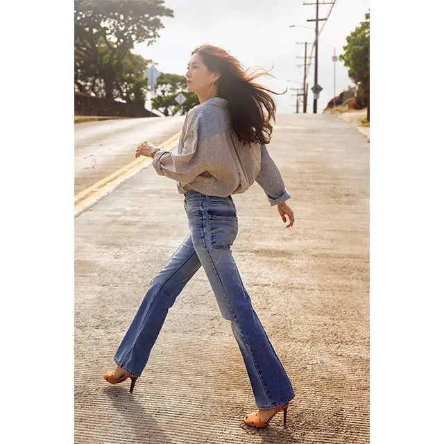 ニュートラルな気持ちになれる リネンシャツとストレートデニム