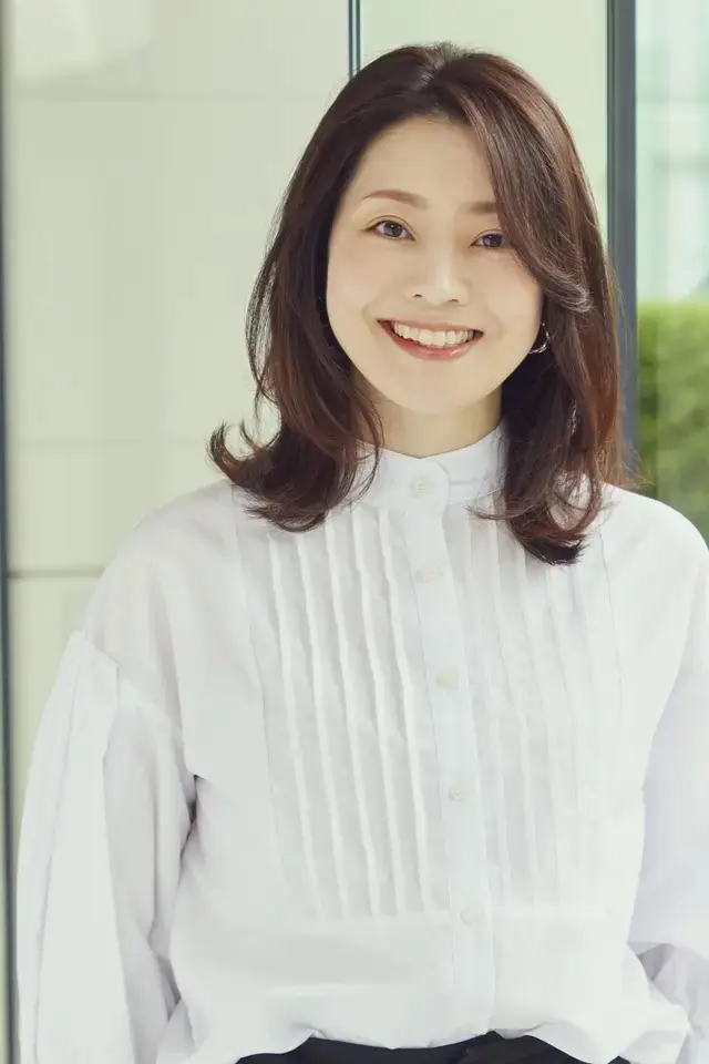 みずみずしいツヤ感と軽やかな動きが魅力！ 上品ミディアムスタイル【50代髪型・ヘアスタイル】