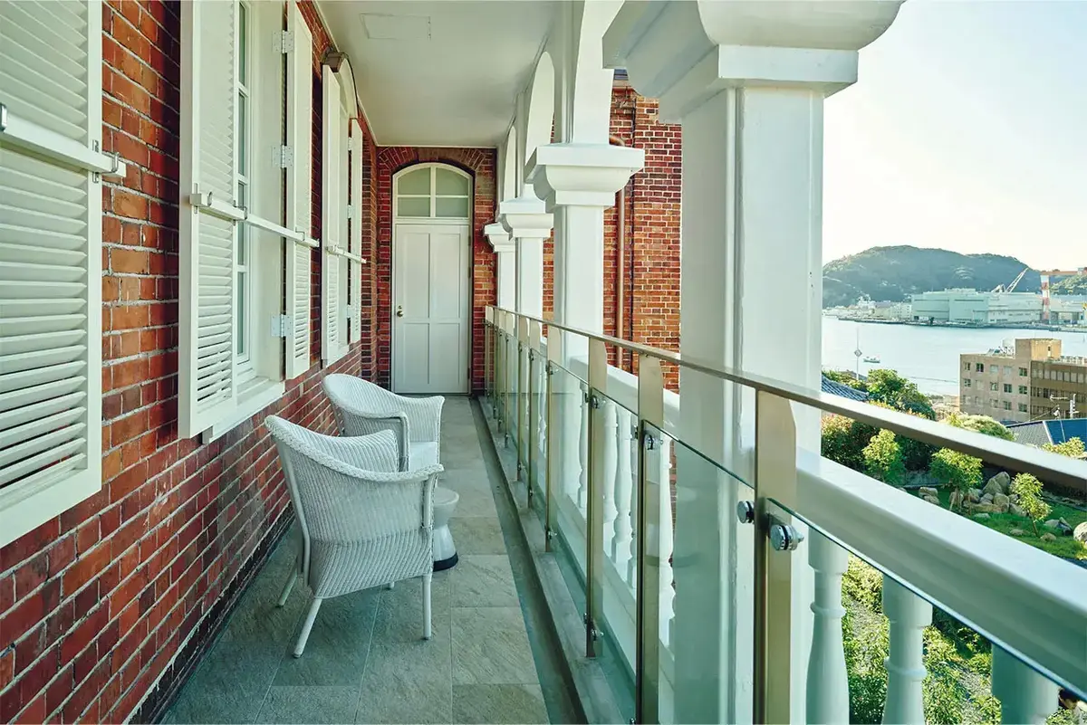 白で統一されたフォトジェニックな「レストラン カテドレクラ」