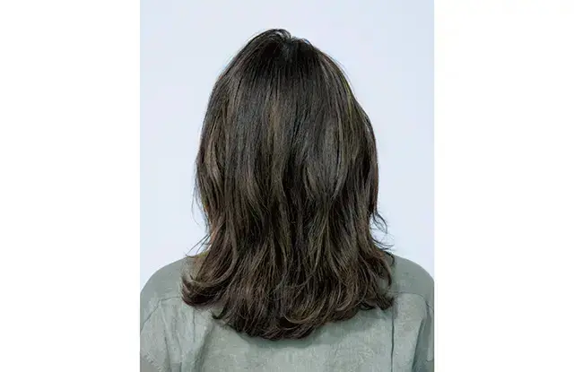 うねり・くせ毛をおしゃれに見せる！大人のミディアムヘア