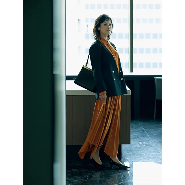 ゴールドが映える黒は、 深めのVゾーンが エレガントさを添えて