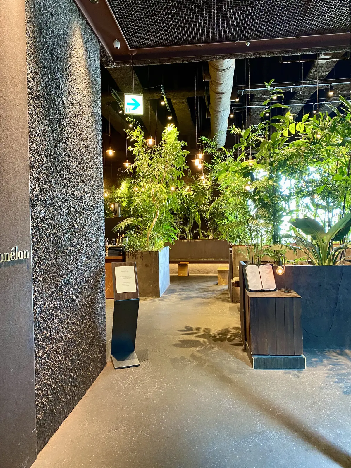 表参道GYRE4Fのフレンチレストランbonélan（ボネラン）入口。グリーンに囲まれた開放的なダイニング空間