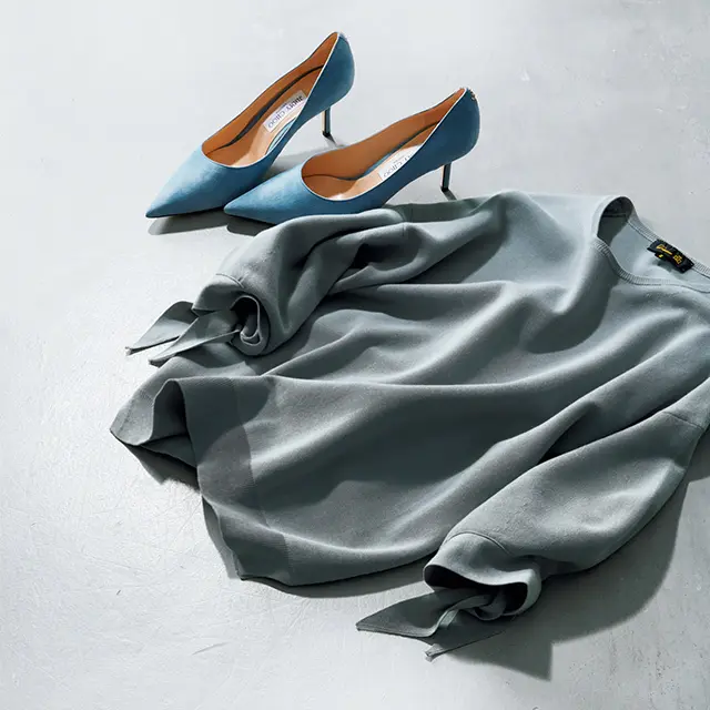 甘さのあるライトグレーのニット