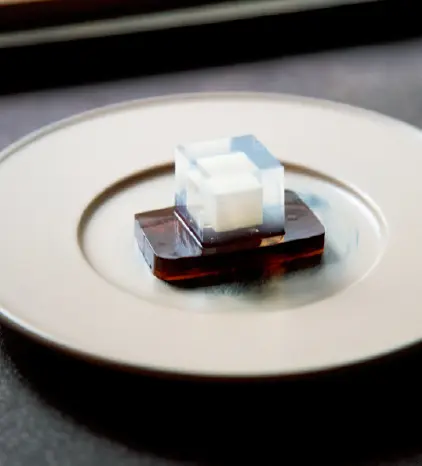 黒糖の寒天に豆腐羹をのせた茶菓子。茶会の亭主を務めた生徒さんの手製
