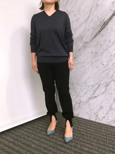 村山佳世子×SLOANE 【スタイリスト村山佳世子さん別注】ウールシルクカシミヤVネック ￥31,900（税込）