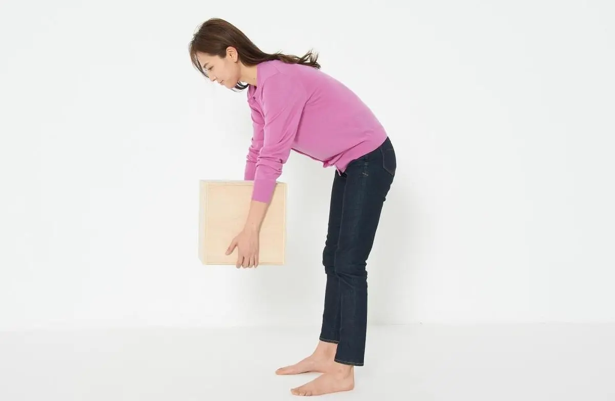 OurAge×Webエクラ　股関節を使わずに腰や背中を丸める前かがみ姿勢が、腰痛を招く