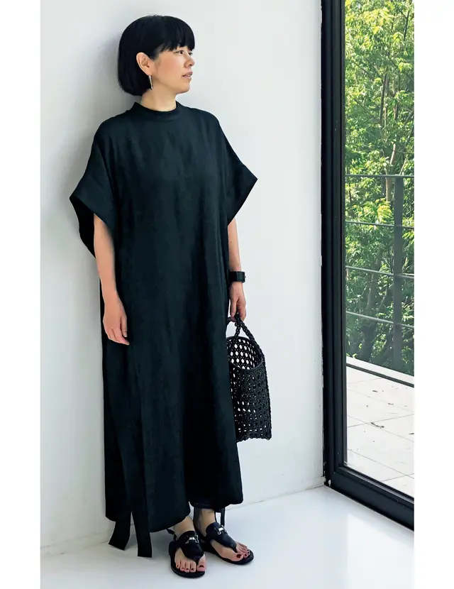 モード感漂うブラックのワンピースコーデの福田亜矢子さん