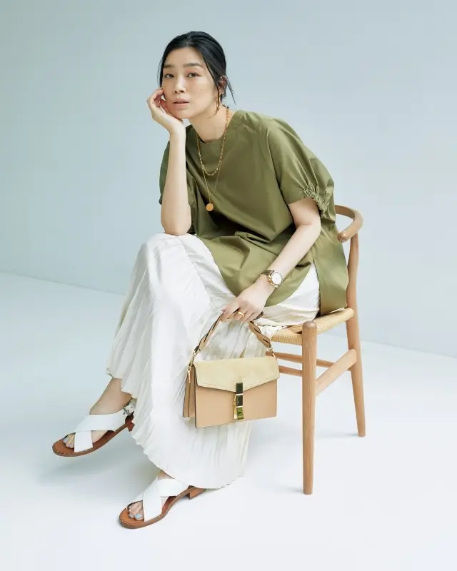 旬のニュアンスカラーがくすまず軽やかに着られる