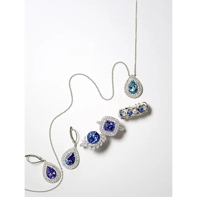 澄んだ空、深い海に抱かれるよう 高みに導いてくれる気高きブルー