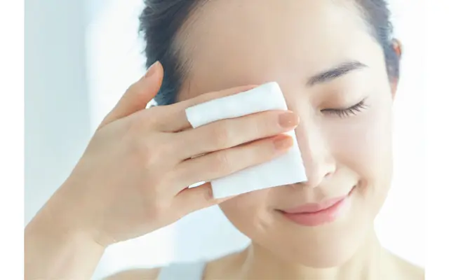 リムーバーを使ったほうが実は簡単。 コットンにたっぷり含ませ、目もとに置き、よくなじませる