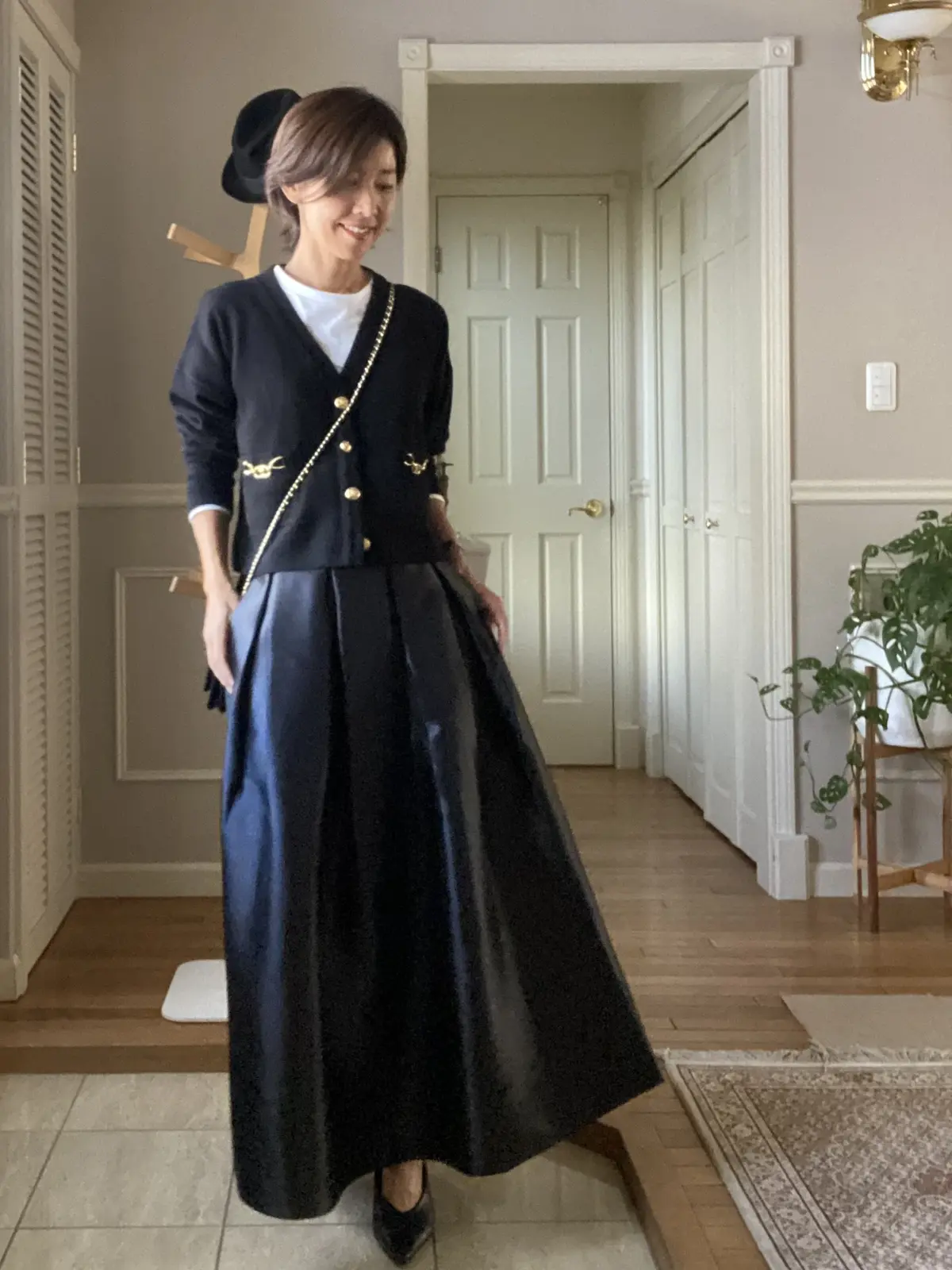 秋に活躍ブラックのカーディガンの画像_1