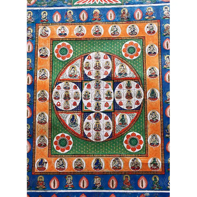 上  段の間には、仏や菩薩が描かれ  た曼荼羅画がありじっくりと見  ると興味深い