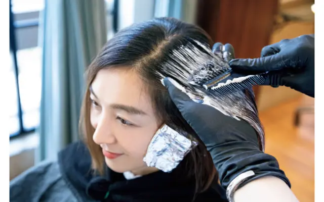 アッシュグレーとブラウンをMIXしたカラー剤を全体にON