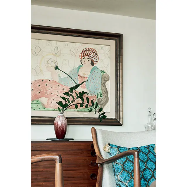 さし色の赤とブルーが絶妙に入った工藤村正さんのアートを壁に