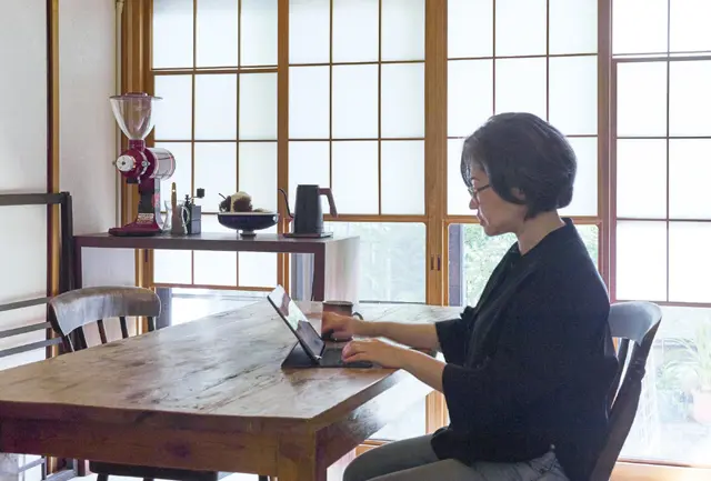 雪見障子越しに庭の緑が望めるダイニング