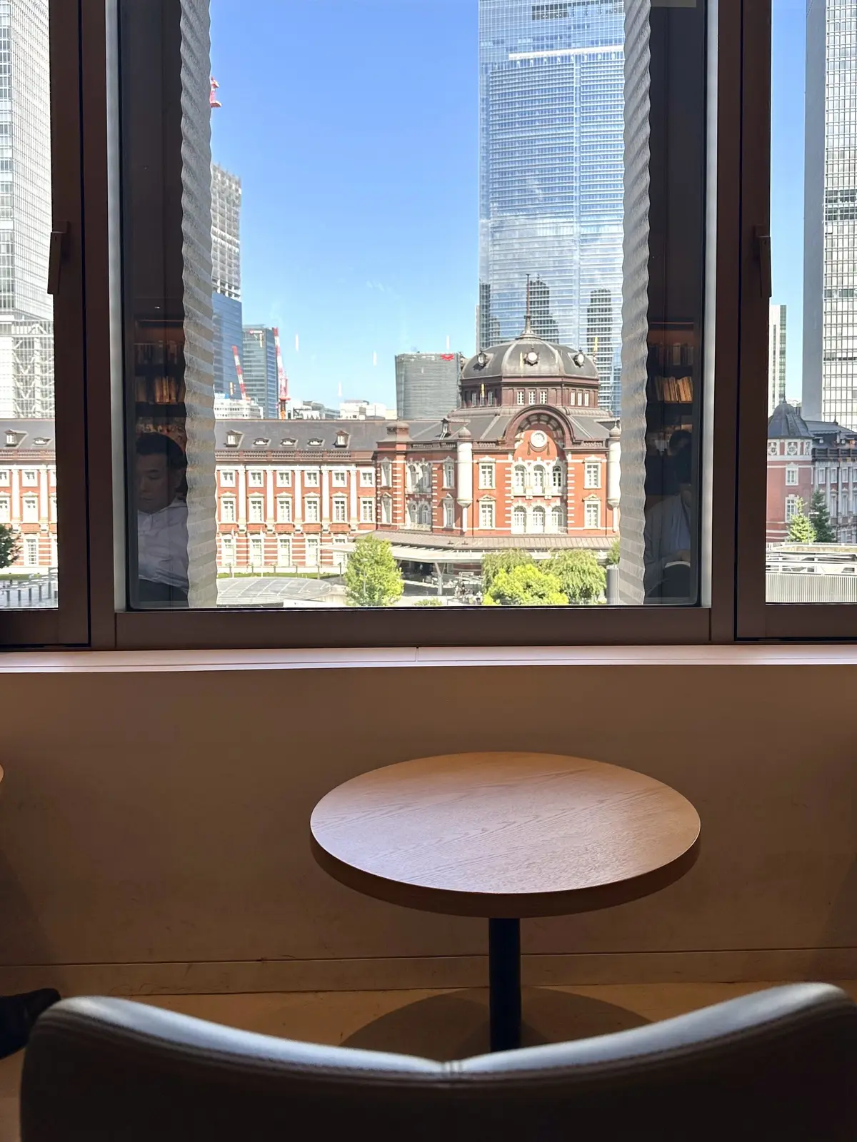 初秋に大活躍！半袖黒ニットの着回しお出かの画像_8