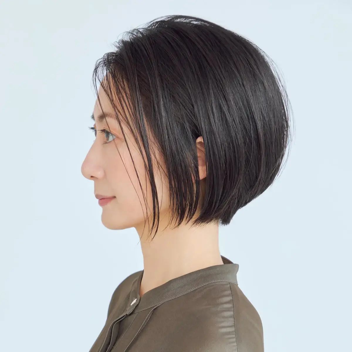 シャープな印象を引き立てる、シャイニーな重めボブヘア【50代髪型・ヘアスタイル】