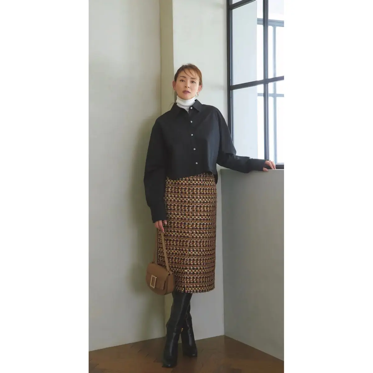 ショート丈シャツとタートルトップスの重ね着で、スタイルアップと寒さ対策の両方を実現。最低気温9℃