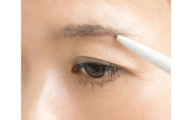 左眉は、眉の下側を中心に描き足す。左右とも眉を長くするので