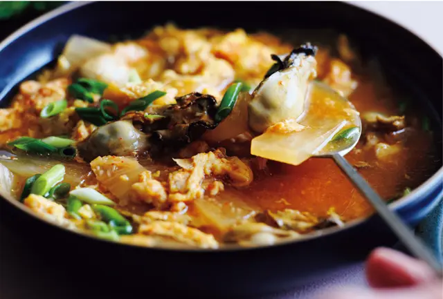 牡蠣、大根、卵のキムチスープ