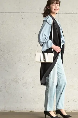 UNIQLO バギージーンズと黒ロングジレのコーデ