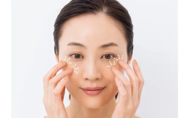 両手の指をピアノを弾くようにパラパラと動かして、肌全体を刺激する。成分をより深くまで届けるイメージで。