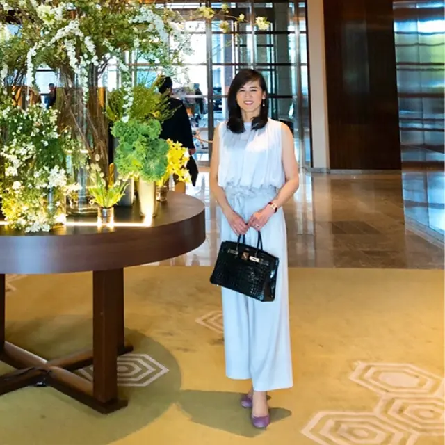 とろみ素材のパンツを合わせて春らしい軽やかなコーデ