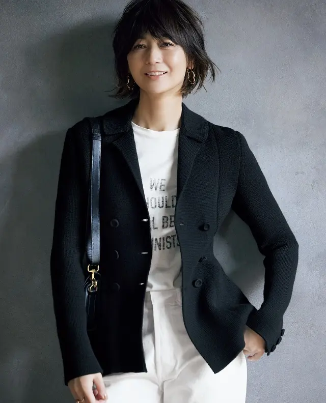 【富岡佳子 DIOR「バー」ジャケットをまとって】快適ニット素材で今らしく