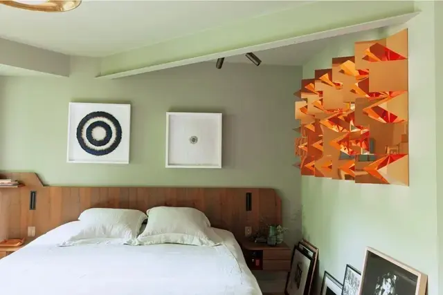 ベッドルームは、壁をセージグリーンでペイント。