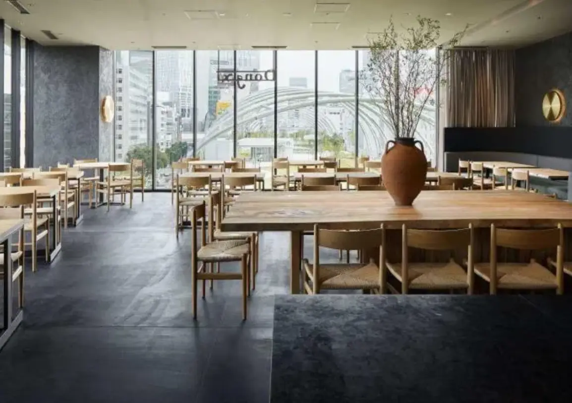 dongxi亜細亜香辛料理店。大きな窓からは宮下パークの芝生と渋谷の高層ビルが臨めるとても気持ち良い空間