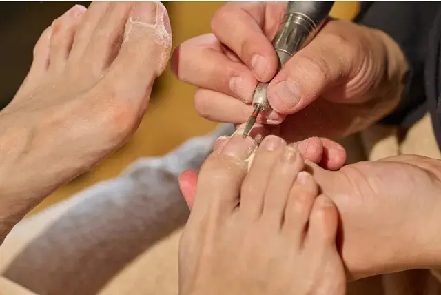 爪の表面の白くなっているところを器具でていねいに取り除く