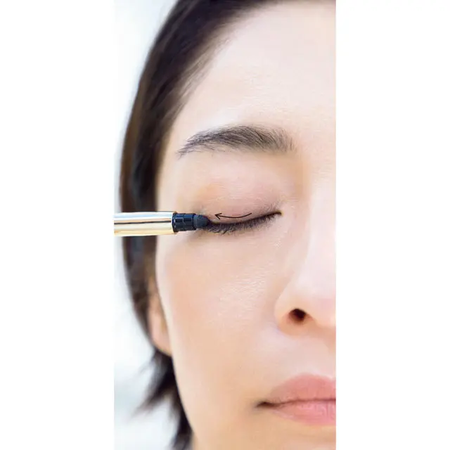 ラインの上側をすっとなぞって整える