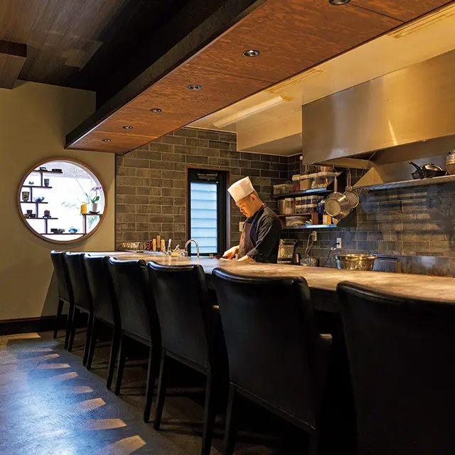 食事をする情景や空間も大 切にする上岡シェフの思いがつまった店内　