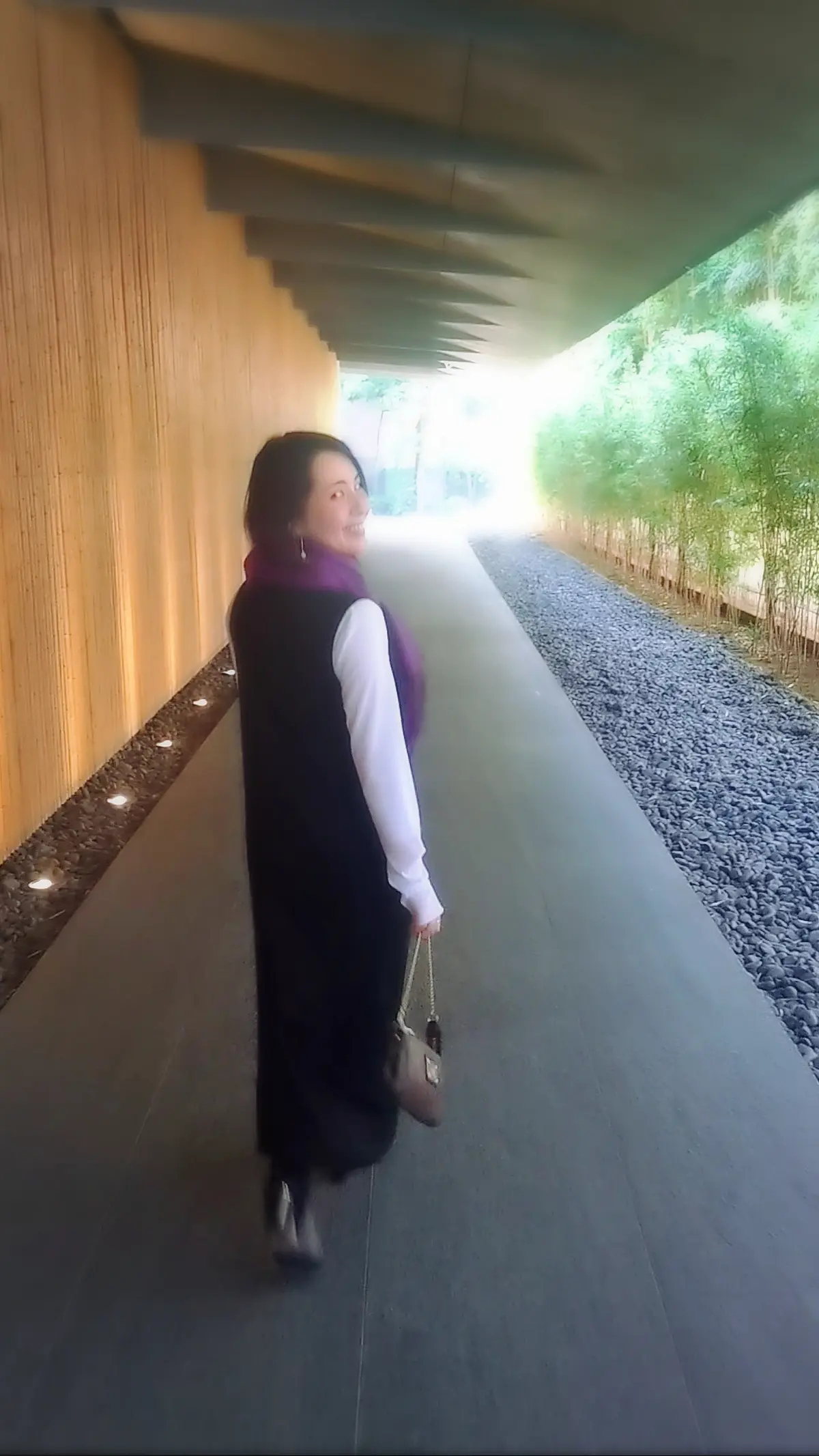 南青山の根津美術館、日本庭園、40代ファッション、ザラのジャンパースカート、トゥモローランドのカシミヤストール、紅葉