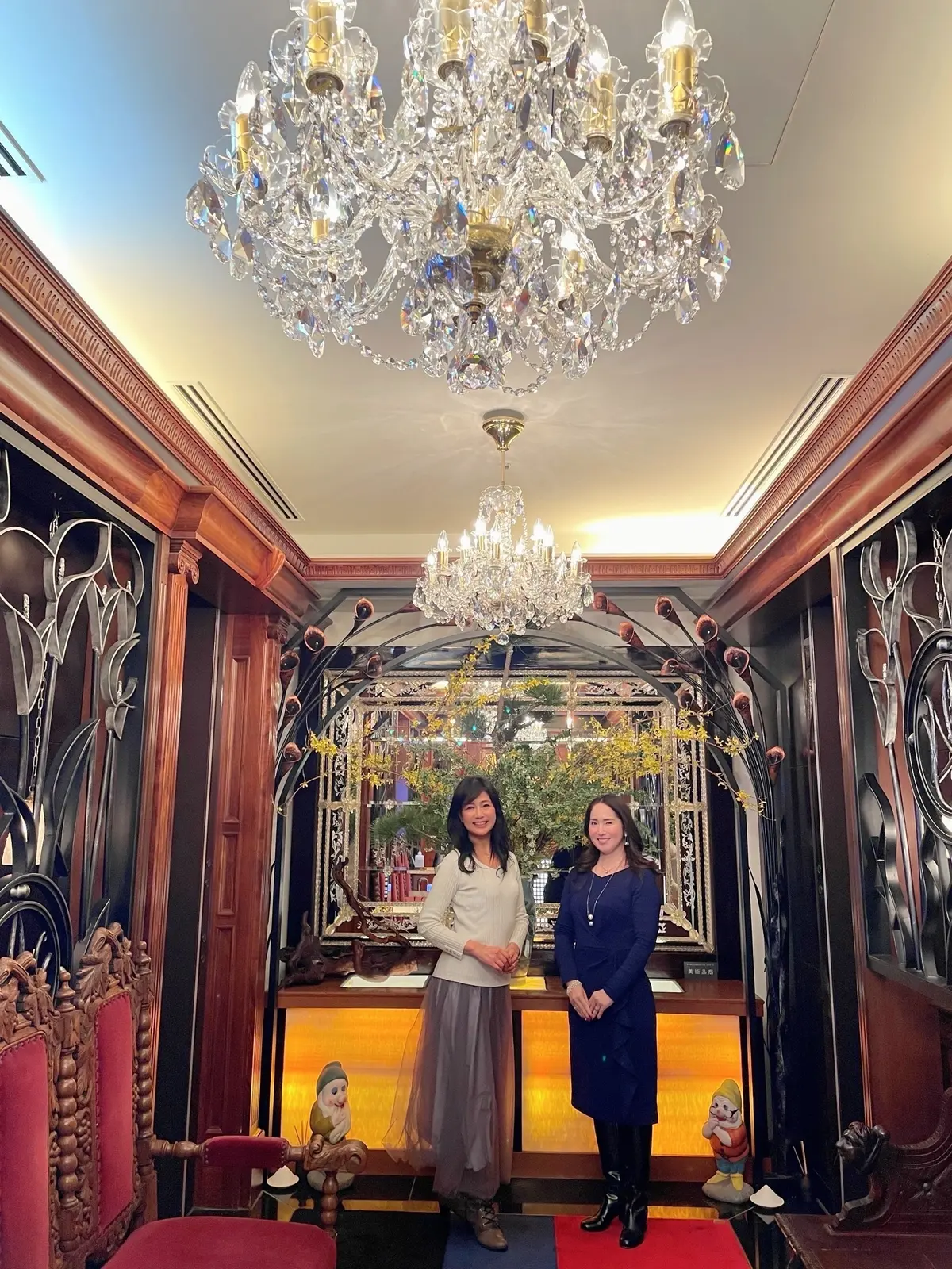 巴里夕顔、銀座、フレンチ、フランス料理、のアール・ヌーヴォー、内装、芸術品、美術品、skirt、スカート、E by eclat 、エクラ、エクラプレミアム、ニット、シルバー、シルバーニット、ラメニット、女子会、入り口