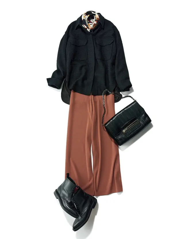 濃いベージュと黒のニットパンツコーデ